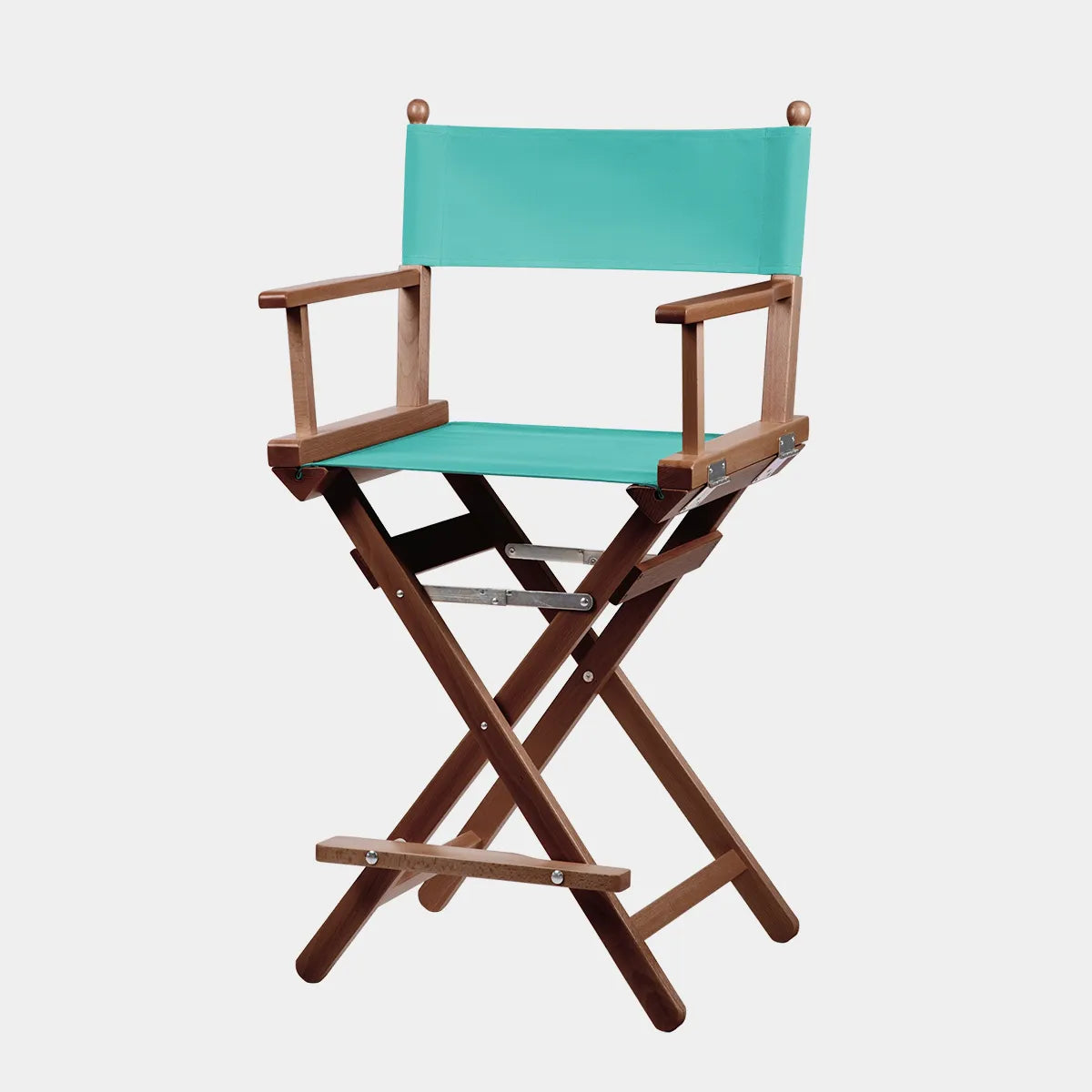 Freisteller von Regiestuhl Sydney in braun Holz und mit türkisem Stoff vor hellgrauem Hintergrund.