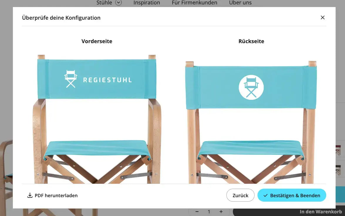 Druckvorschau eines hellen Stuhls mit türkisem Stoff und dem beidseitigen Druck des Regiestuhl Logos in weiß.