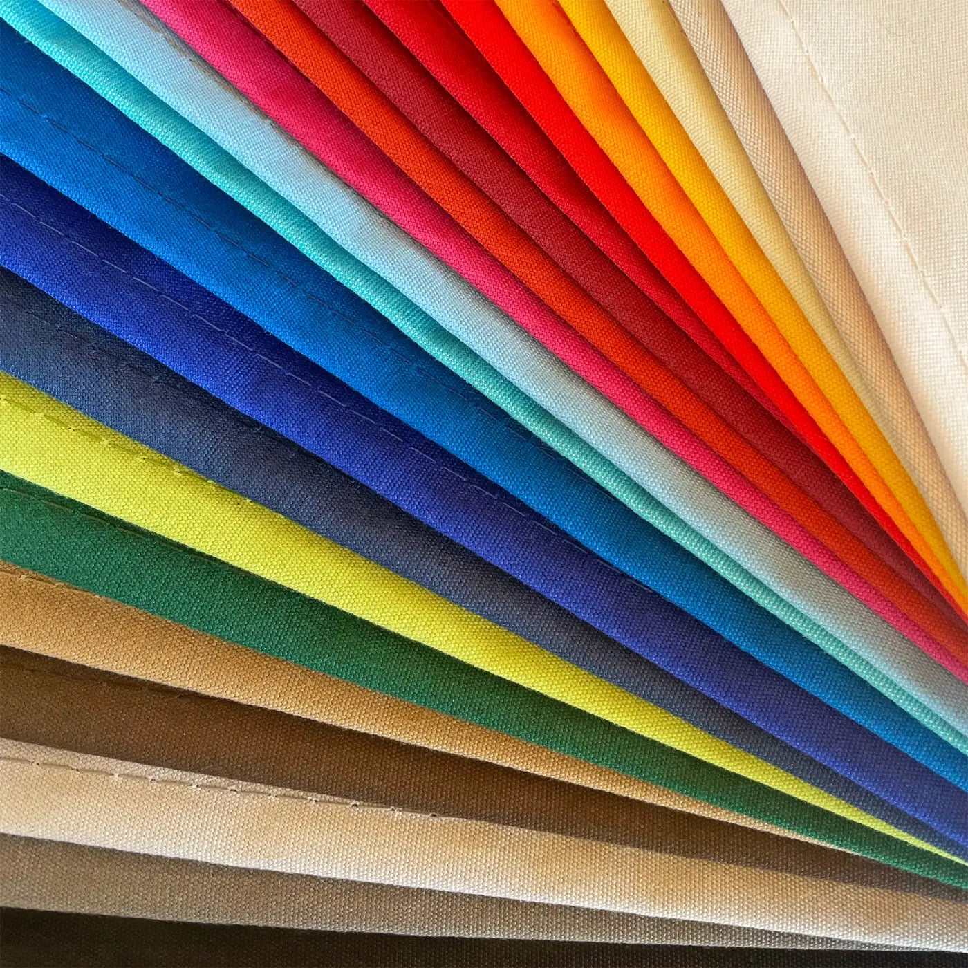 Stoffmuster-Fächer mit allen verfügbaren Farben der Polyacryl-Bezüge für Regiestühle und Liegestühle in Nahaufnahme (quadratisch).