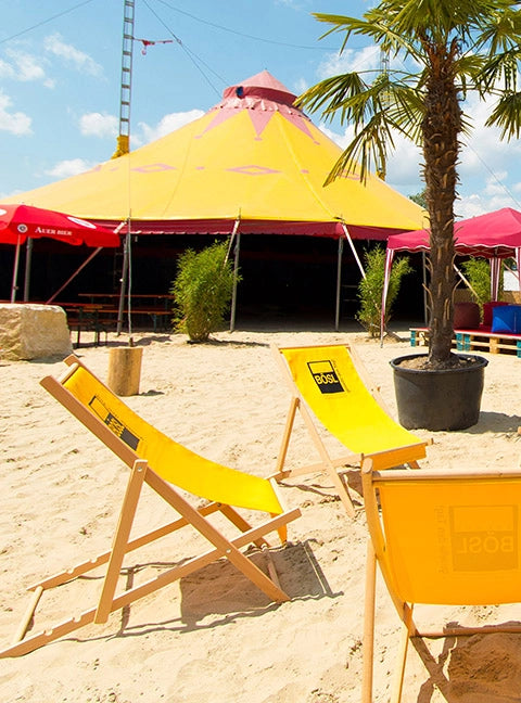 Liegestühle Oliver aus unbehandeltem Naturholz und gelbem Stoff mit Branding Druck für Event und Einsatz im Sand.