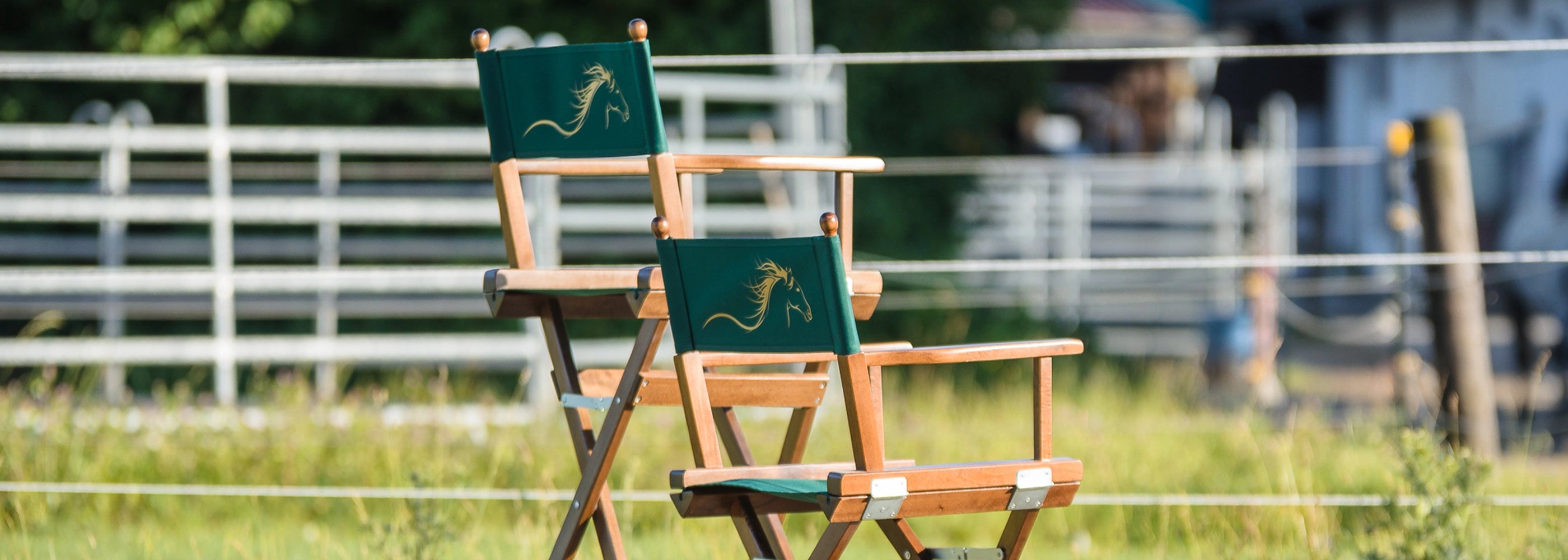 Zwei personalisierte Regiestühle, ein Steven und ein Alfred, mit Pferdemotiv auf einer Reitanlage – ideal für Reitturniere, Pferdebetriebe oder Stallanlagen