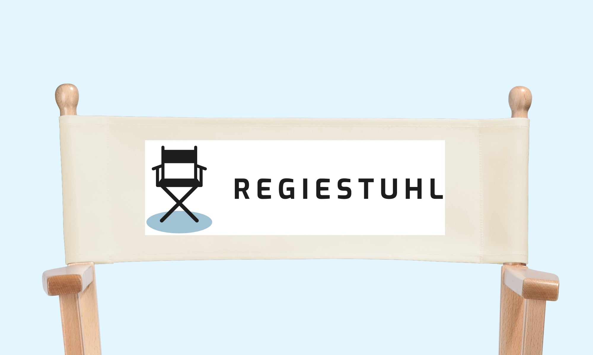 Regiestuhl mit Logoaufdruck, bei dem das Logo einen weißen Hintergrund enthält – Beispiel für eine Druckdatei ohne freigestellte Grafik.