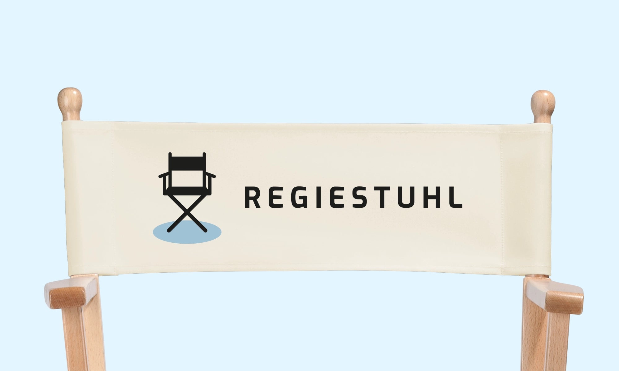 Regiestuhl mit Logoaufdruck, bei dem das Logo freigestellt ohne Hintergrund aufgedruckt ist – Beispiel für eine korrekt vorbereitete Vektorgrafik.