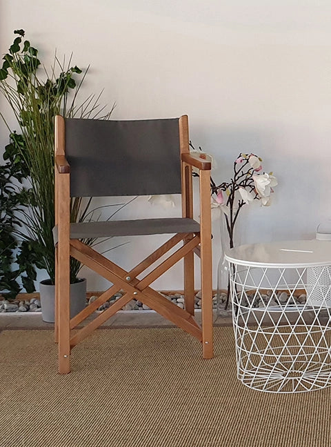 Regiestuhl Pedro aus Holz in brandy mit anthrazitem Bezug, dekorativ inszeniert im modernen Wohnambiente mit Pflanzen und Beistelltisch