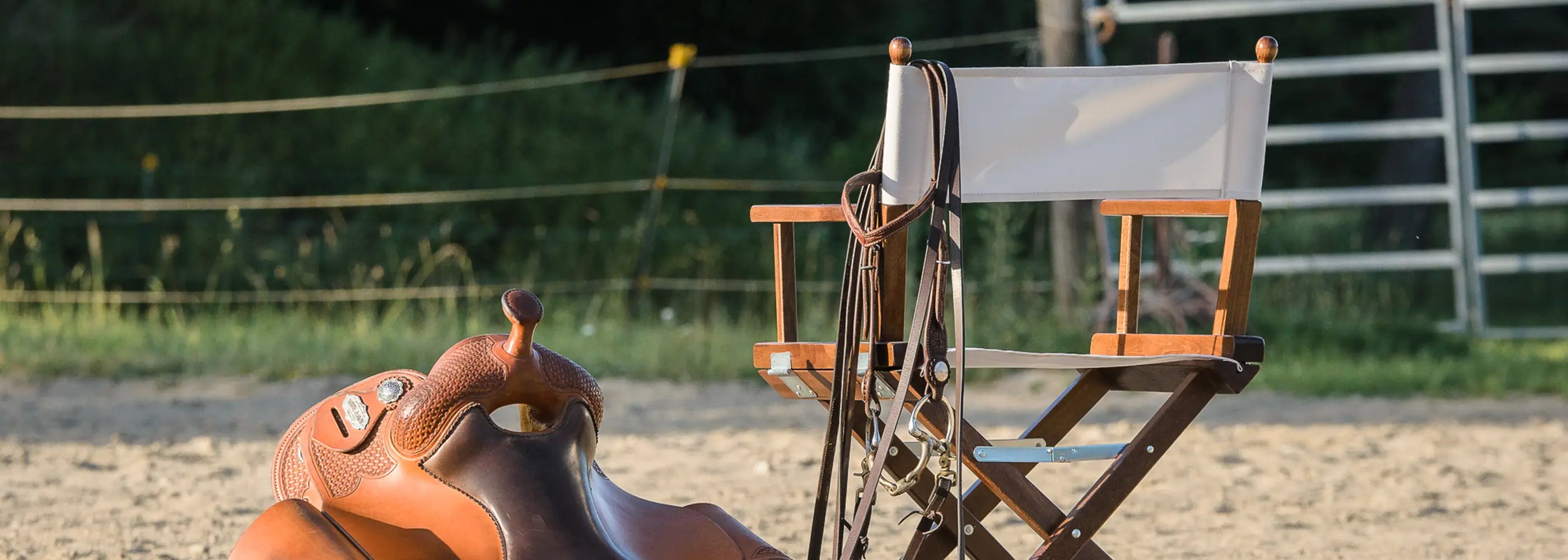 Reitsattel und Regiestuhl Alfred auf dem Sandplatz – funktional und stilvoll für Reitsport, Vereine oder Pferdehöfe.