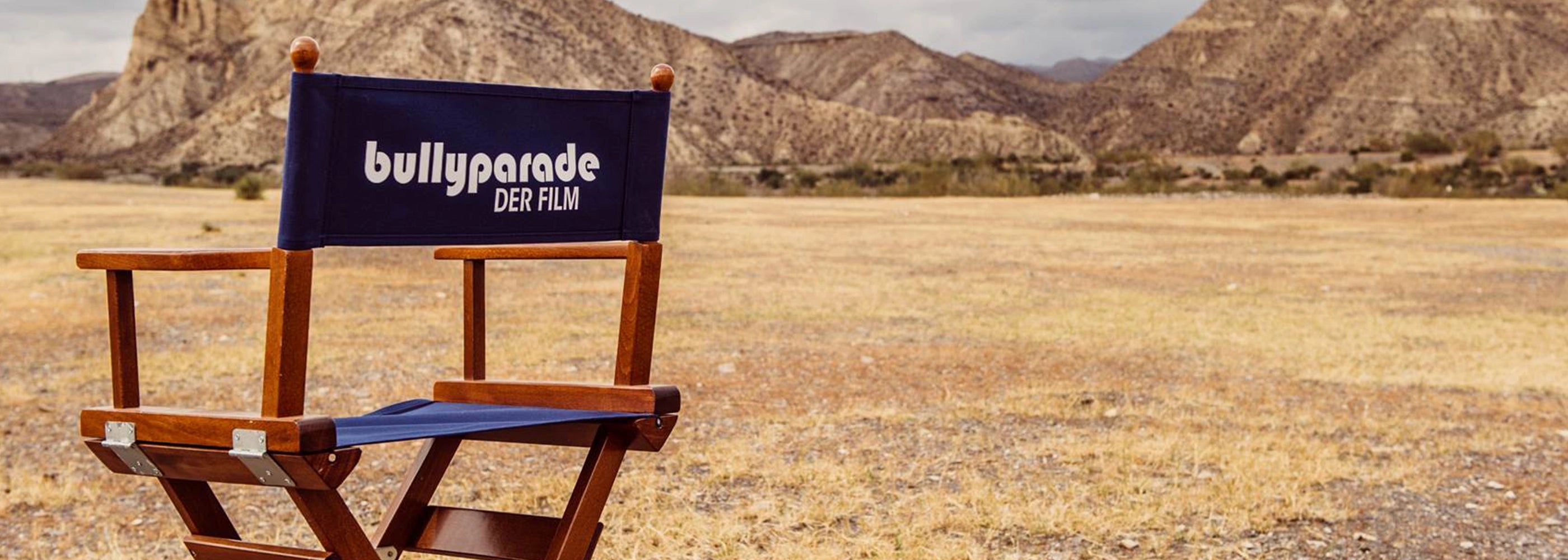 Hoher Regiestuhl Steven mit Bullyparade-Logo in einer Filmkulisse – Beispiel für gebrandete Regiestühle im professionellen Produktionseinsatz.