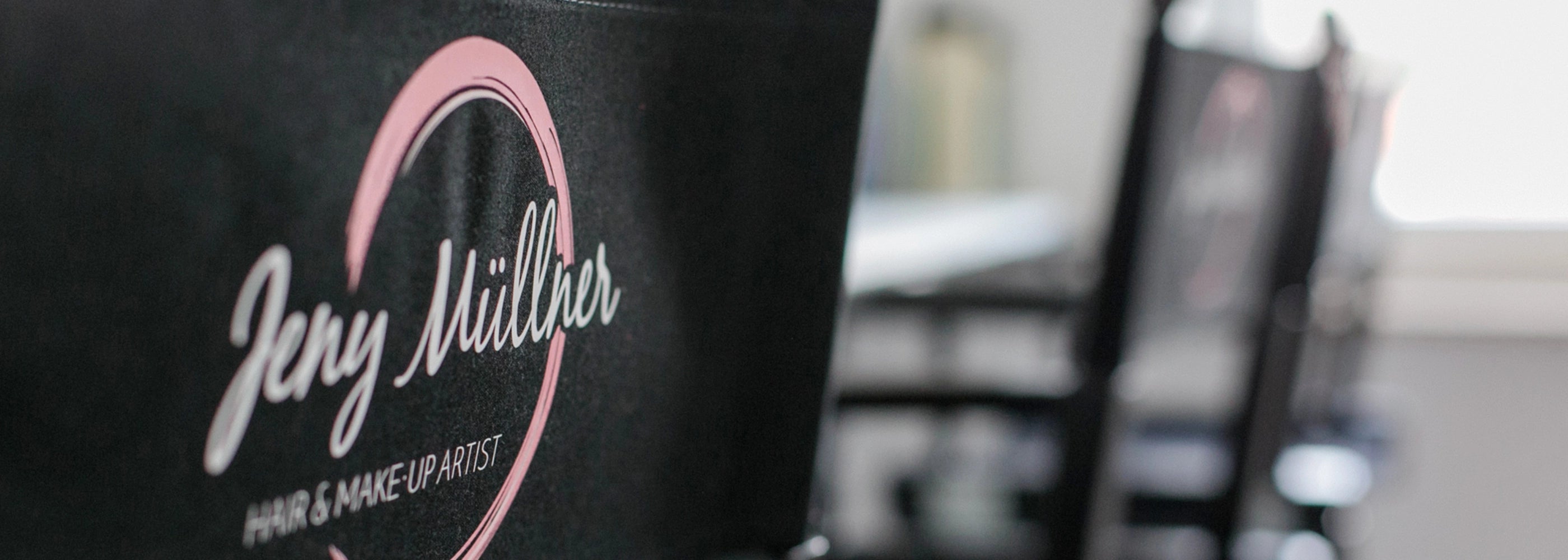 Gebrandeter schwarzer, hoher Regiestuhl Steven mit Logo – professioneller Einsatz im Hair- & Make-Up-Studio.