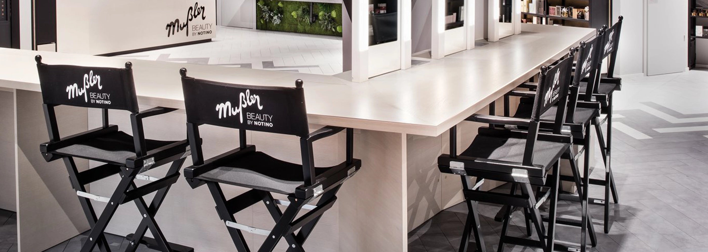 Schwarze Regiestühle Steven mit Logo an einem Messe-Stand – ideal für Events und professionelle Präsentationen.