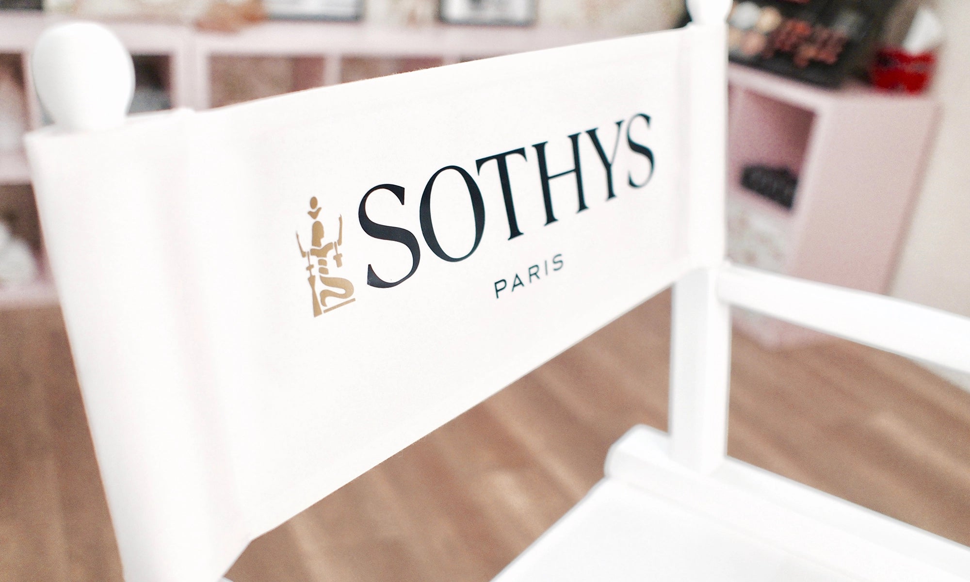 Regiestuhl Steven in Weiß mit gebrandeter Rückenlehne für das Kosmetiklabel SOTHYS – Beispiel für individuelle Logo-Bedruckung.