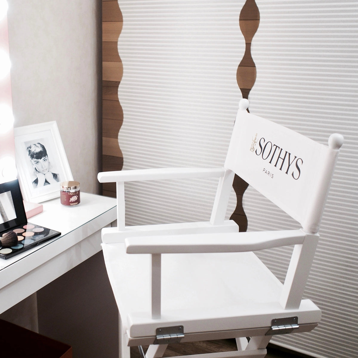 Weißer Regiestuhl Steven mit Logo-Druck im Make-Up-Studio, ideal für den Einsatz in Beauty Salons, Kosmetikstudios und Visagisten-Bereichen