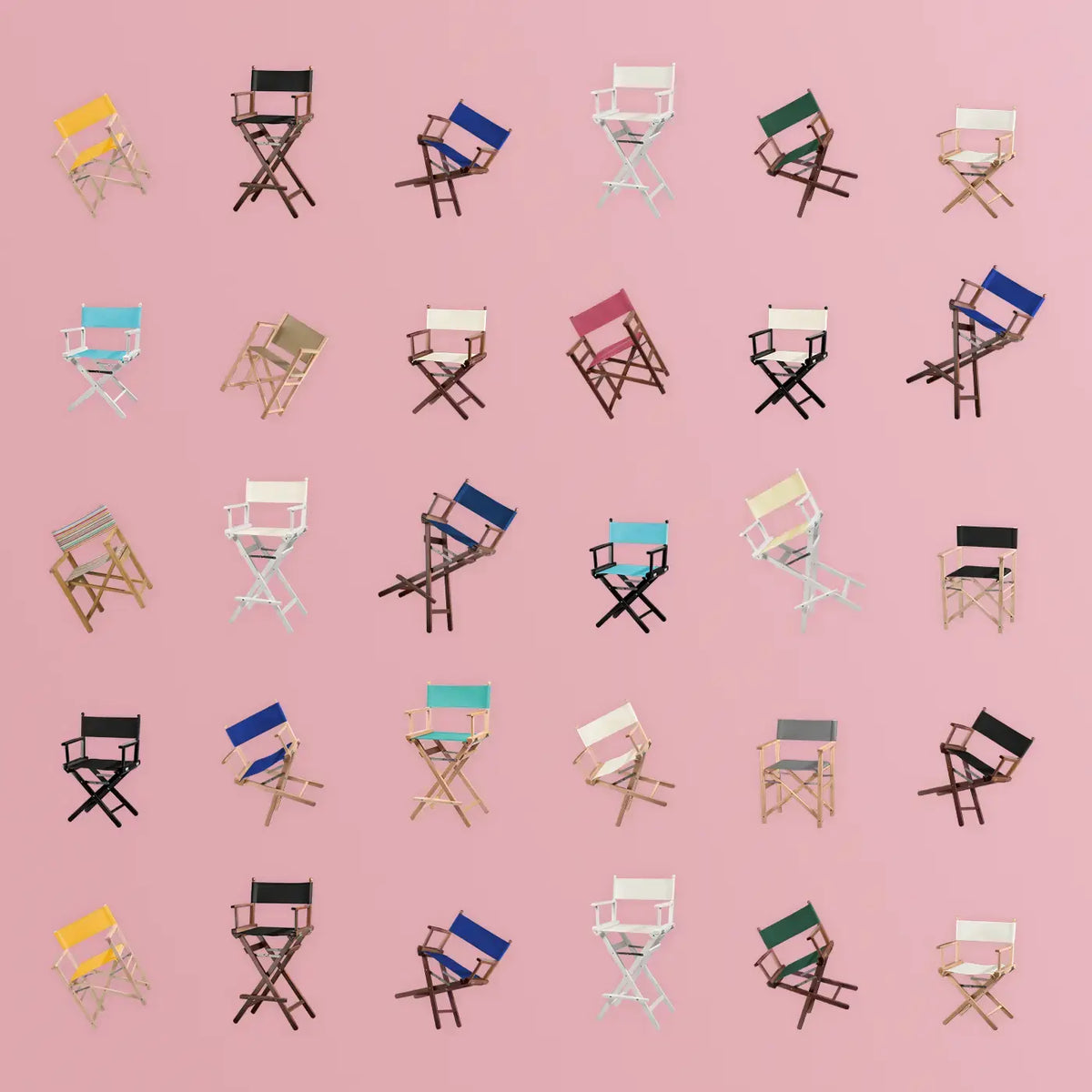 Vielfalt an Regiestühlen mit bunten Stoffen und unterschiedlichen Gestellen auf rosa Hintergrund – Inspirationsquelle für individuelle Gestaltungsmöglichkeiten