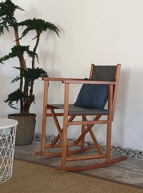 Schaukelstuhl Helmut aus Holz in brandy mit anthrazitem Bezug und Zierkissen, stilvoll arrangiert im modernen Innenraum