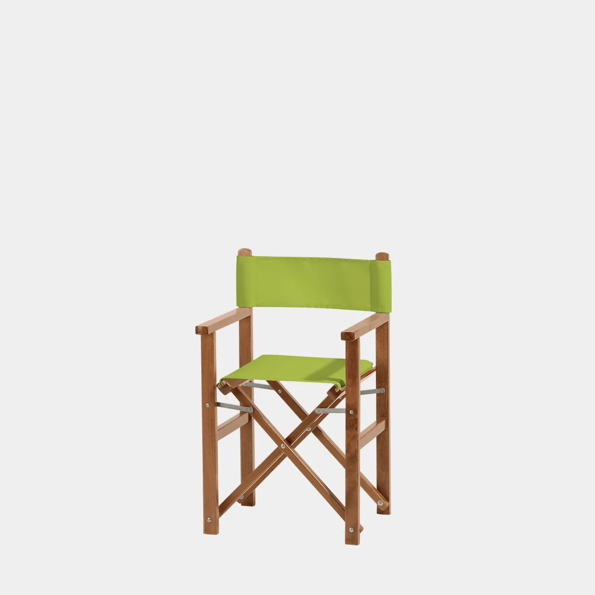 Freisteller von Kinder-Regiestuhl Nanni in brandy Holz und mit hellgrünem Stoff vor hellgrauem Hintergrund.