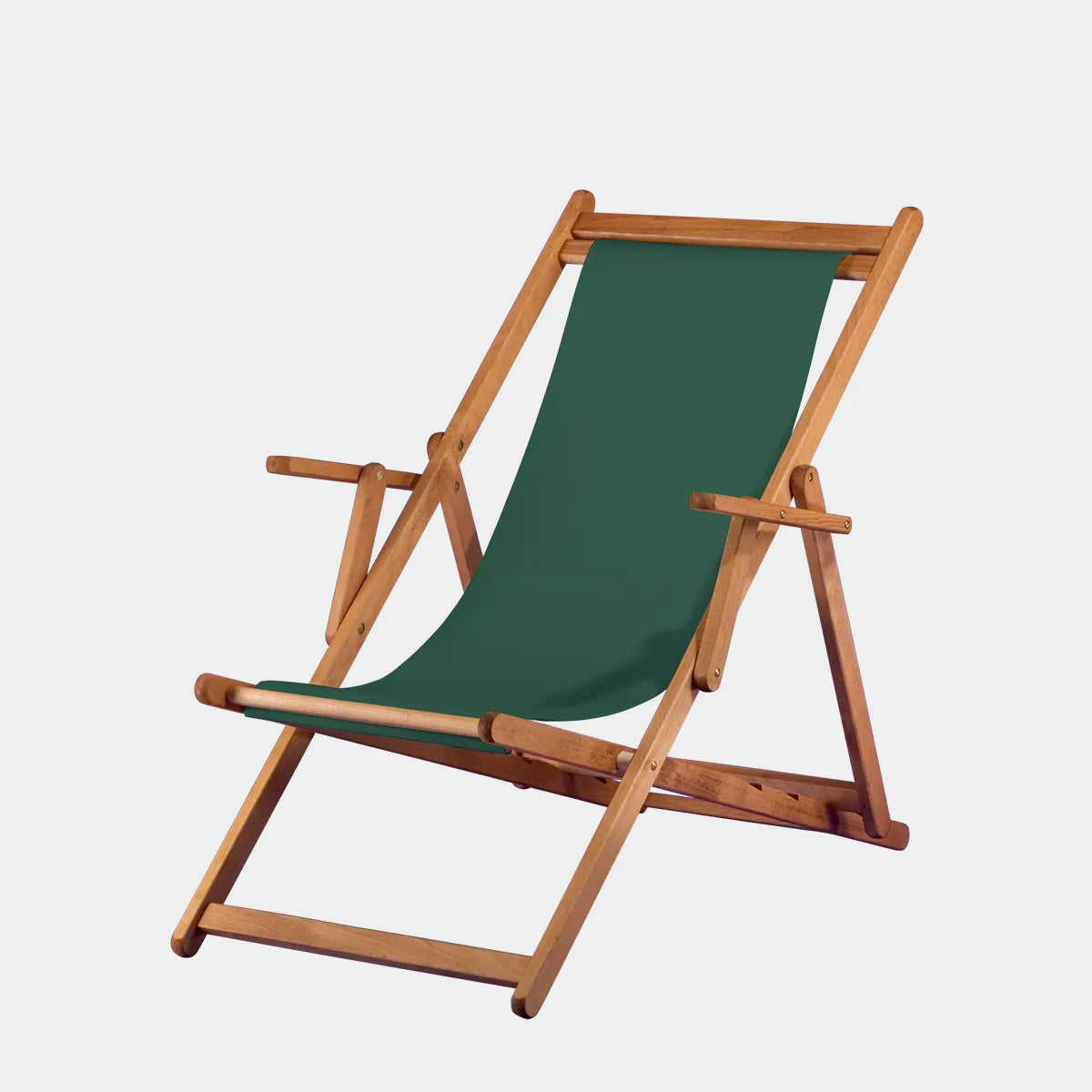Freisteller von Liegestuhl Oliver in brandy Holz und mit dunkelgrünem Stoff vor hellgrauem Hintergrund.