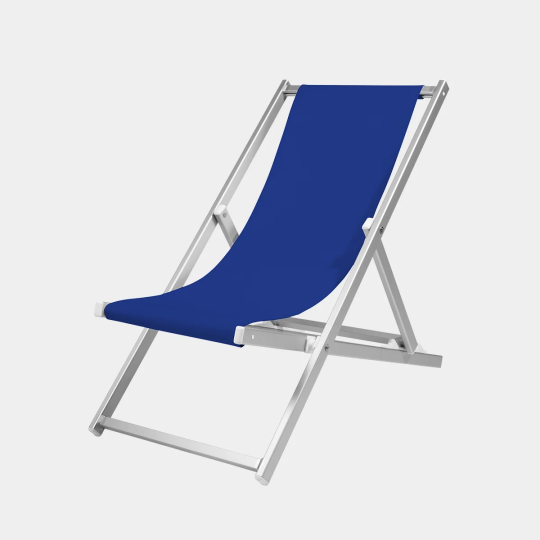Freisteller von Liegestuhl Quentin aus Aluminium mit dunkelblauem Stoff vor hellgrauem Hintergrund.
