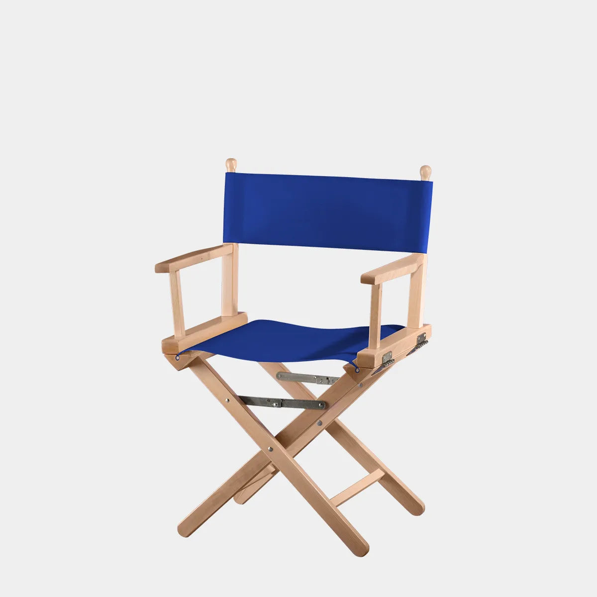 Freisteller von Regiestuhl Alfred in natur Holz und mit dunkelblauem Stoff vor hellgrauem Hintergrund.