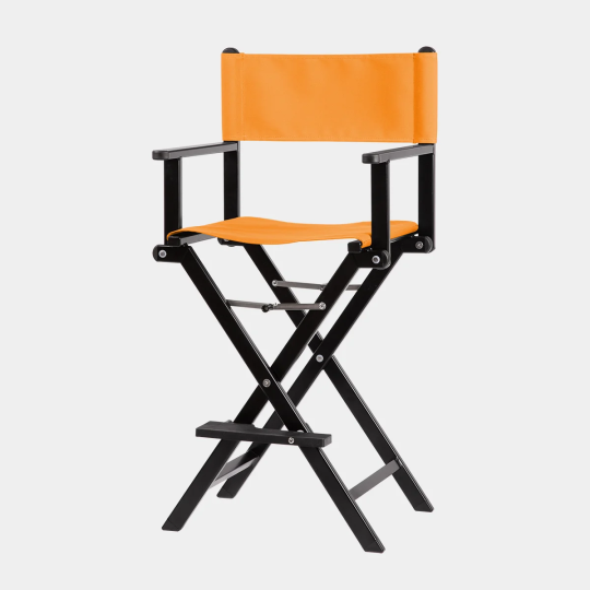 Freisteller von Regiestuhl Kelly aus Aluminium mit mandarine Stoff vor hellgrauem Hintergrund.