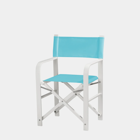 Freisteller von Regiestuhl Sofia aus Aluminium mit hellblauem Stoff vor hellgrauem Hintergrund.