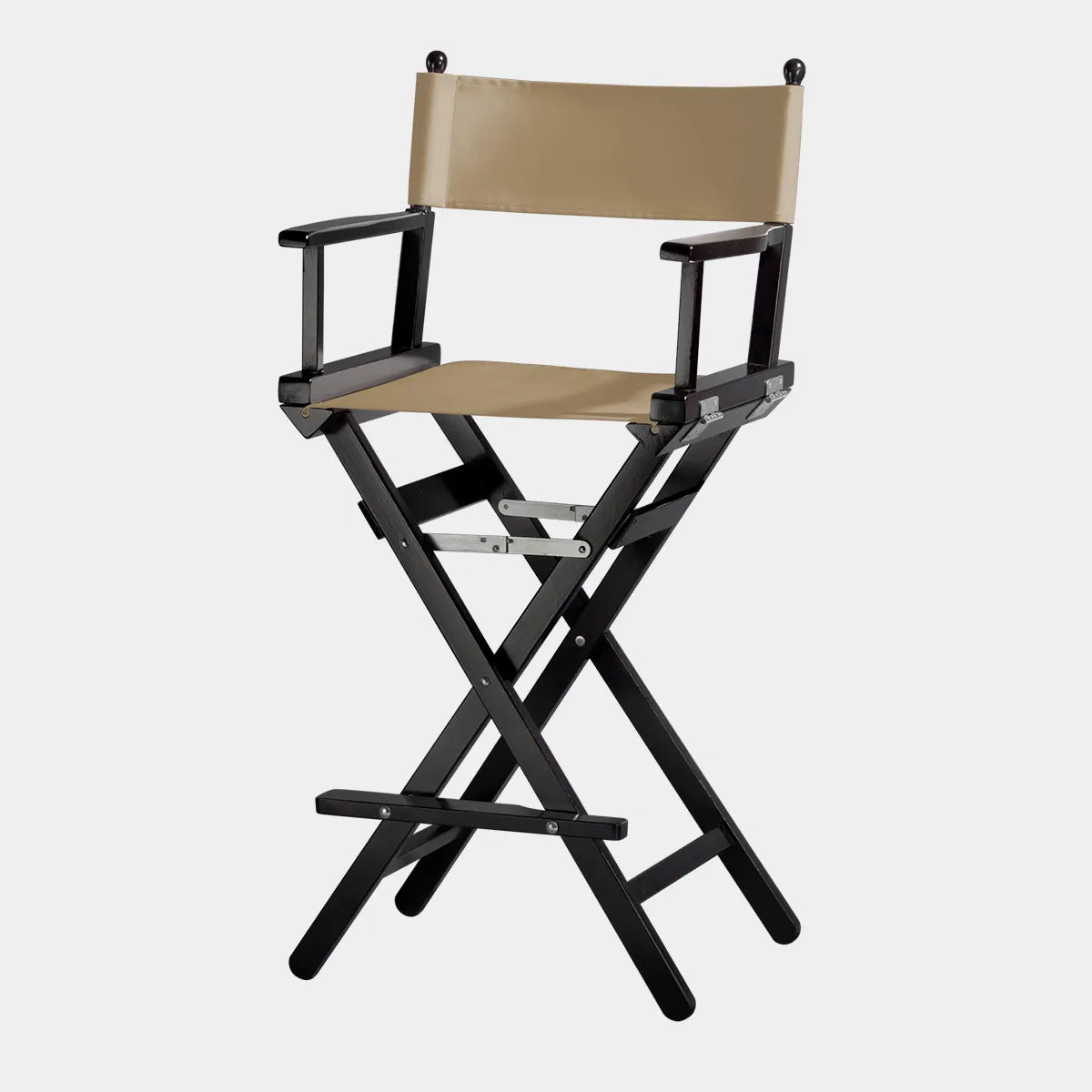 Freisteller von Regiestuhl Steven in schwarzem Holz und mit grau-beigem Stoff vor hellgrauem Hintergrund.