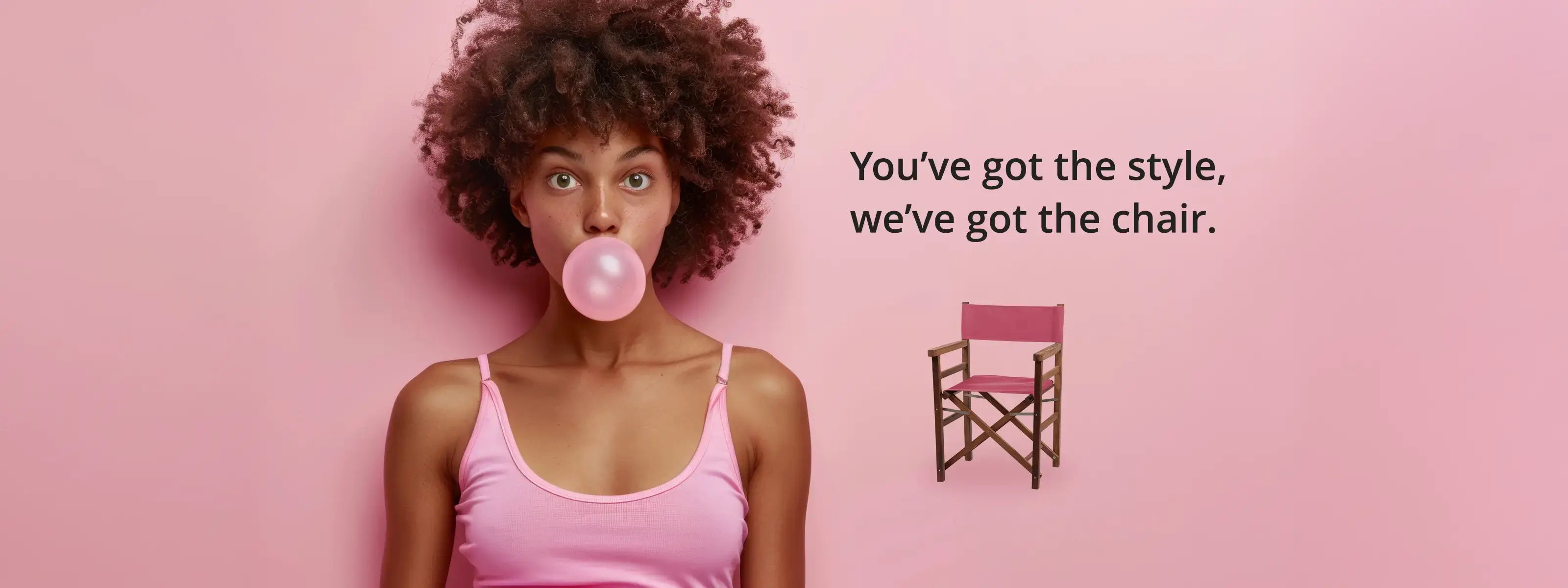 Woman blowing a bubble with a pink background next to a director's chair with a fuchsia cover – a modern, playful look that serves as an eye-catcher for the website header image.