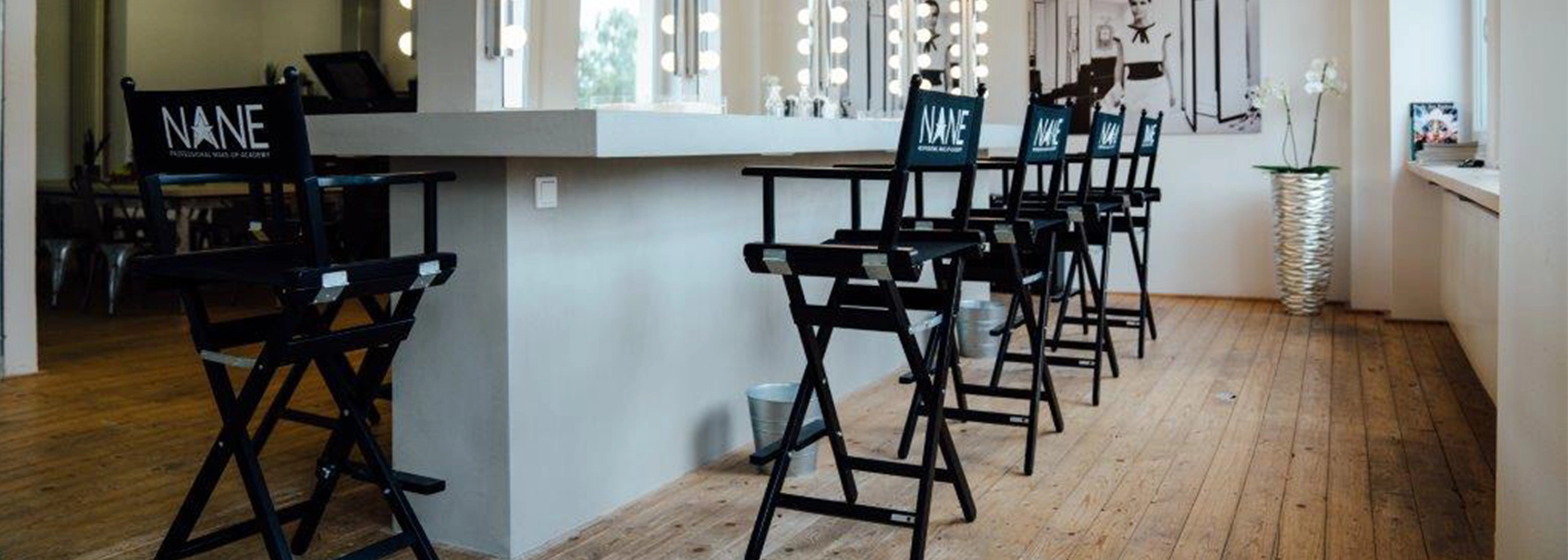 Mehrere Make-Up-Stühle mit Rückenlehnen-Druck in einem professionellen Schminkbereich