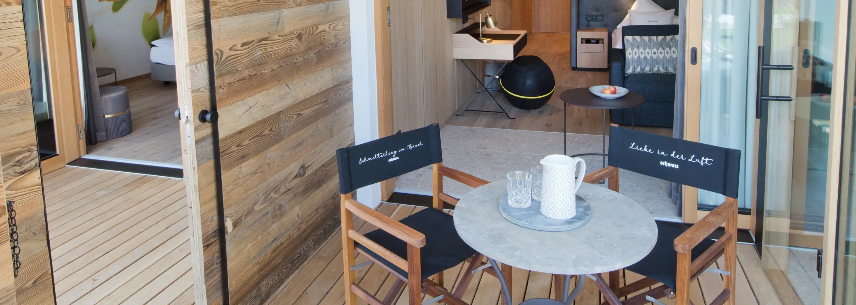 Personalisierte Regiestühle Oscar auf dem Balkon eines modernen Hotelzimmers