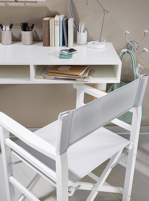 Weißer Regiestuhl Oscar mit hellgrauem Bezug an modernem Schreibtisch für einen stilvollen Arbeitsplatz im skandinavischen Look