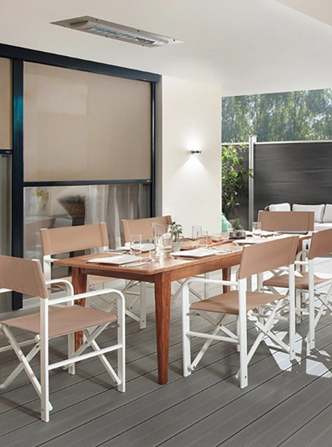 Regiestuhl Sofia in weißem Aluminium und grau-beigen Stoffen ist ideal für den Außeneinsatz auf Terrassen, Balkon und Garten.